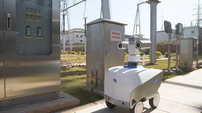 南方电网首台自主研发变电站巡检机器人即将"上岗"